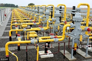 原油、天然气凝液集输管道的布置有什么要求?